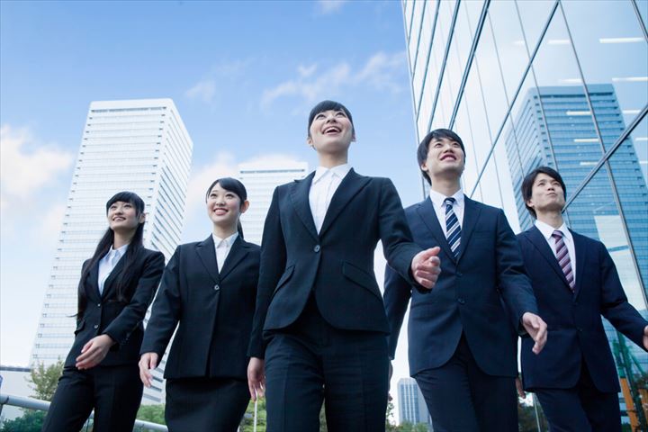 仲間とはどういう意味?友達との違いや仲間の作り方、仲間が出来やすい人の特徴、使い方・例文・類語・反対語・英語表現 | CoCoSiA(ココシア)